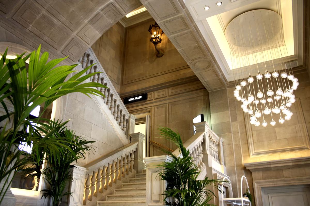 Escalera principal y lámpara de la tienda