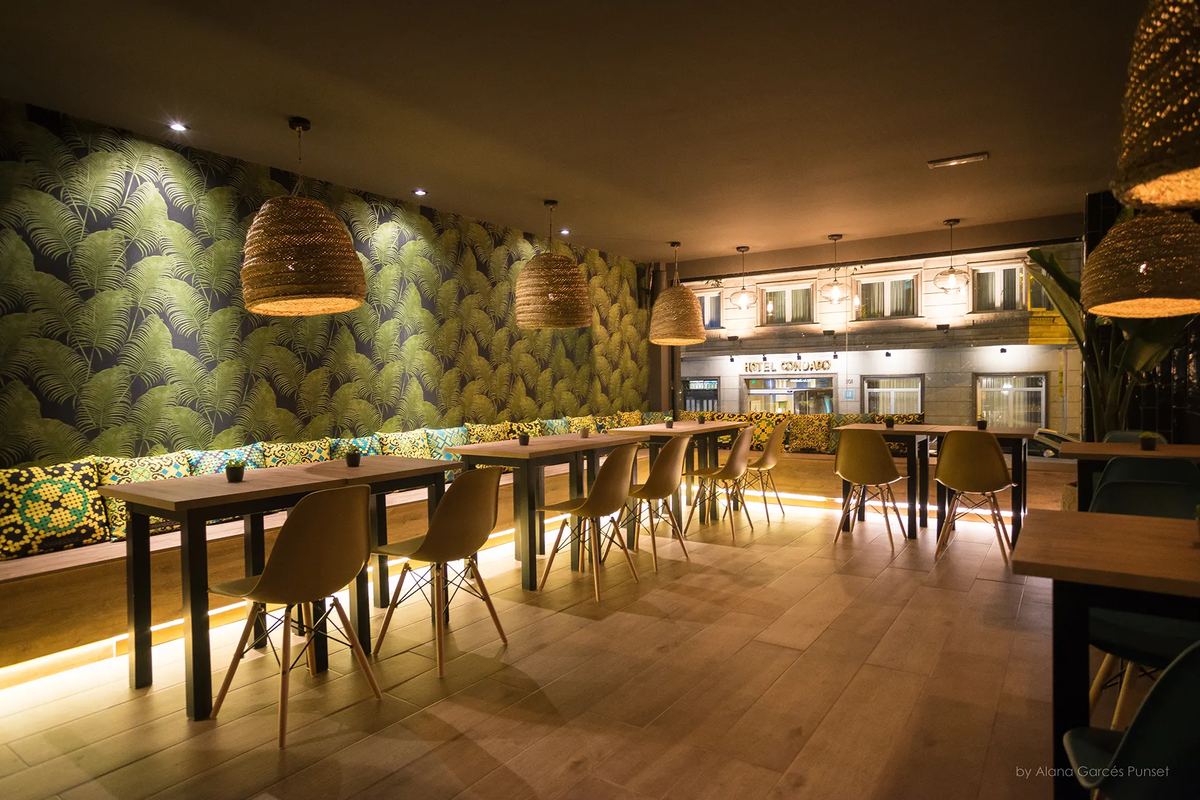 Comedor con pared vegetal y luz lineal