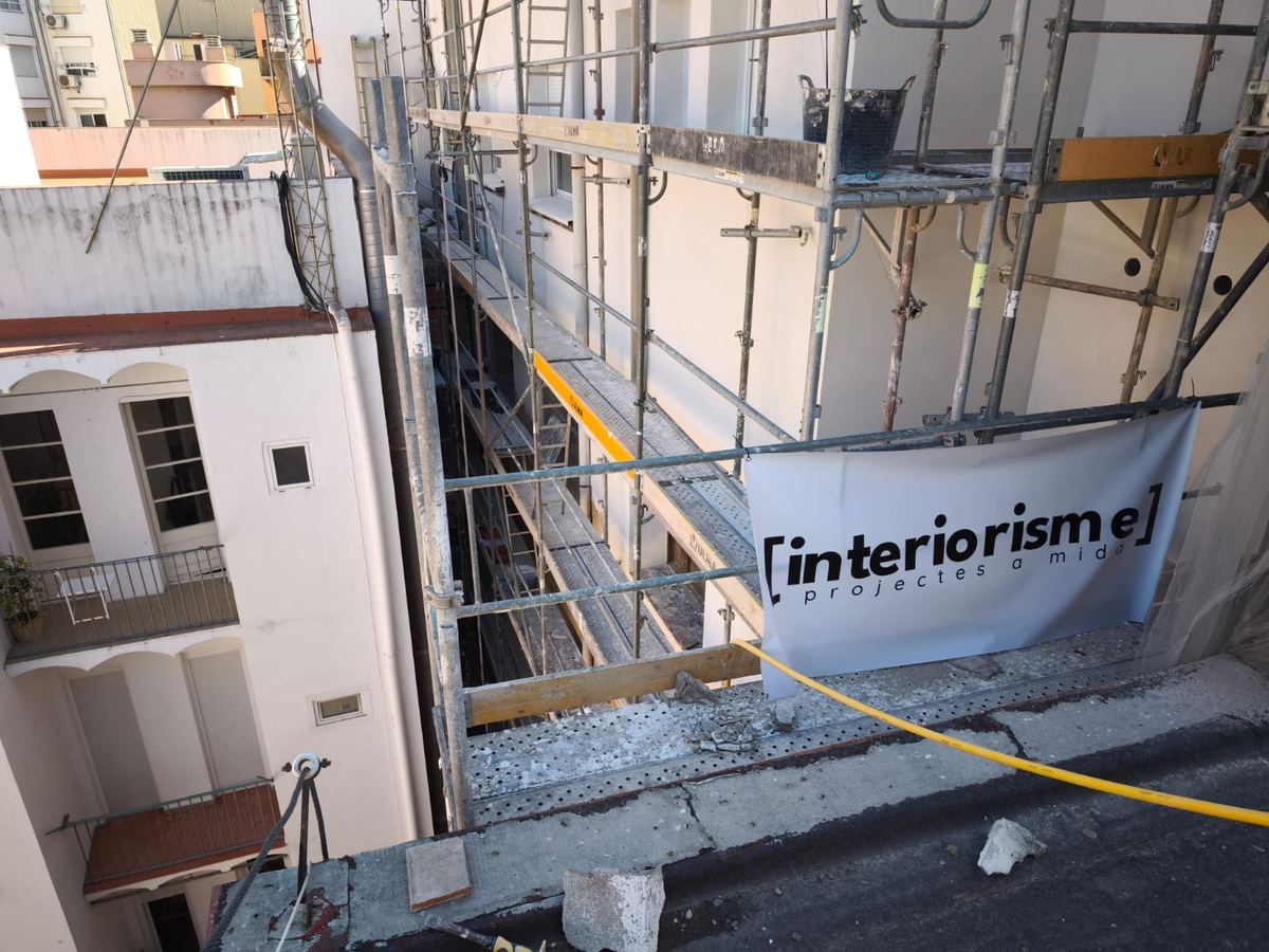 Una de nuestras obras de 2025, con la lona de Interiorisme